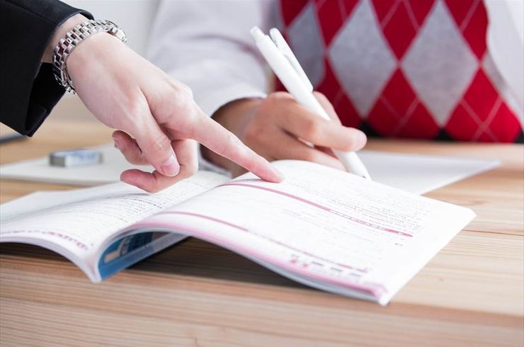 勉強している人