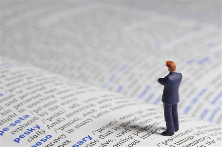 辞書の上に人がいる
